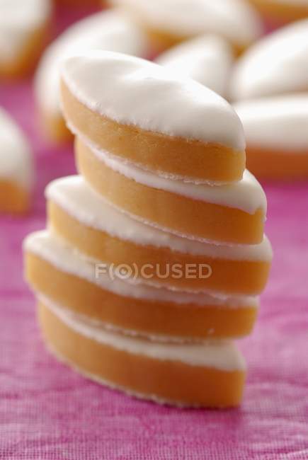 Vista close-up de doces empilhados Calissons — Fotografia de Stock