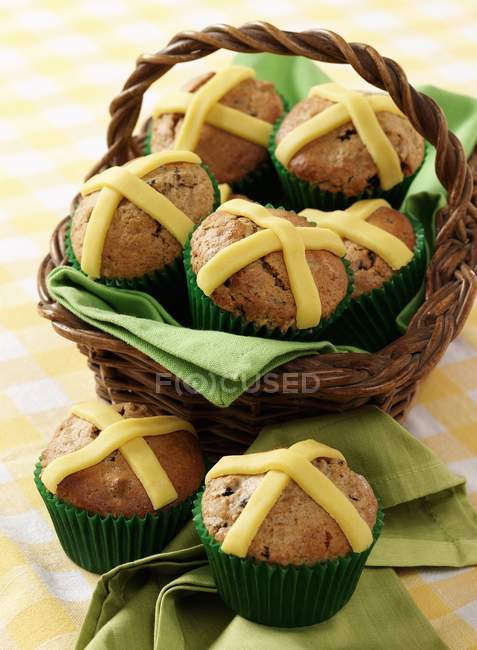 Easter muffins with marzipan crosses in basket — Stock Photo