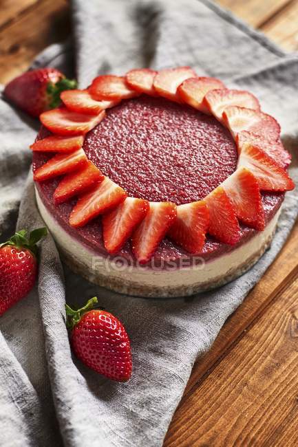 Vegan strawberry cheesecake — Stock Photo