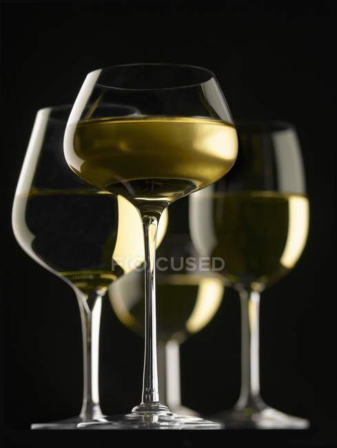 Composición con copas de vino - foto de stock