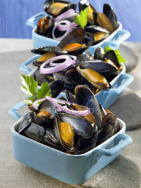Mussels Marinires in blue bowls — Stock Photo