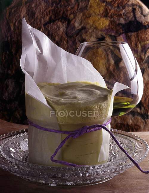 Soufflé de helado con licor de hierbas Chartreuse - foto de stock