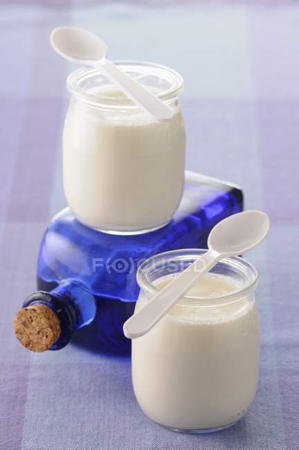 Yogurt ai fiori d'arancio in barattoli — Foto stock