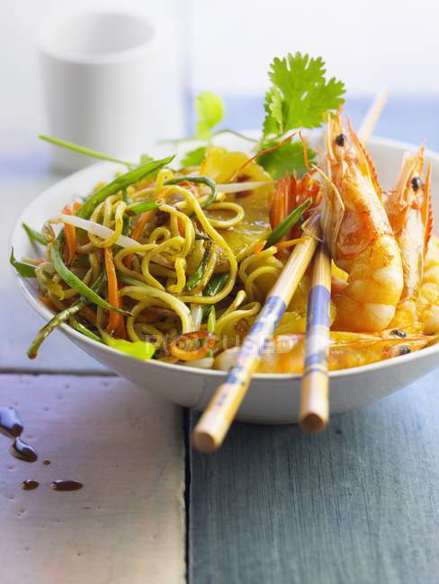 Vegetables and noodles sauteed in wok — Stock Photo