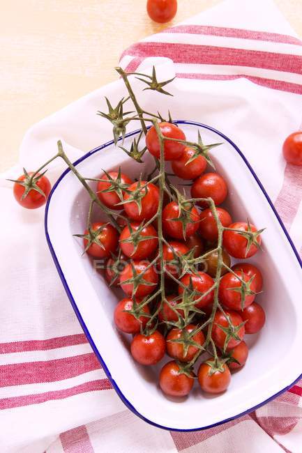 Cherry tomatoes in enamel dish — Stock Photo