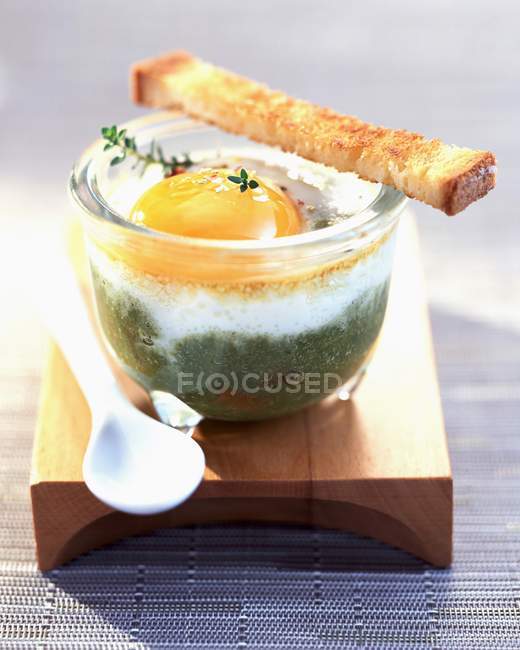 Huevo mimado con pimienta verde - foto de stock
