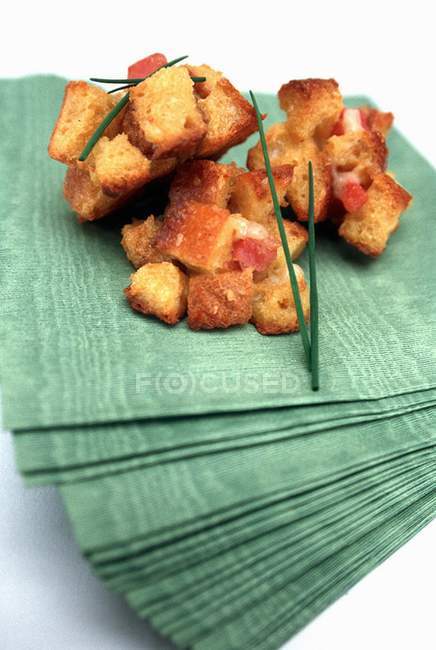 Tostada francesa picante con tocino como aperitivo en servilletas verdes apiladas - foto de stock