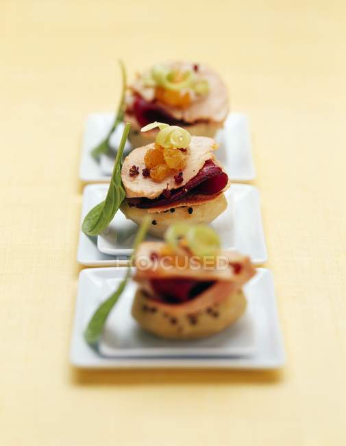 Alcachofa con foie gras - foto de stock