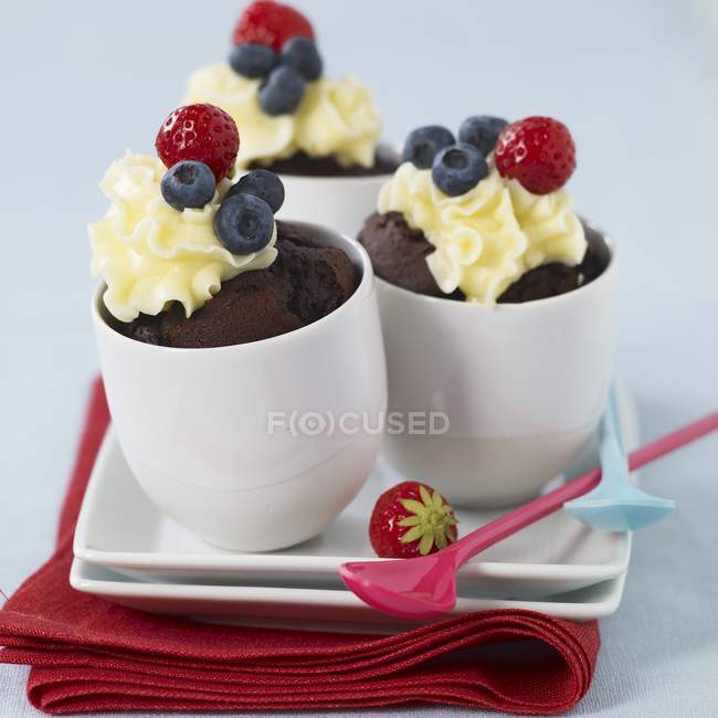 Chocolate cupcakes with whipped cream — Stock Photo