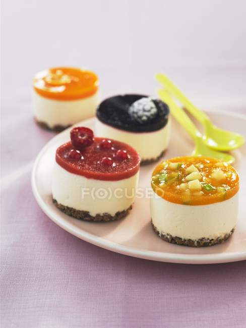Cheesecakes diferentes no prato — Fotografia de Stock