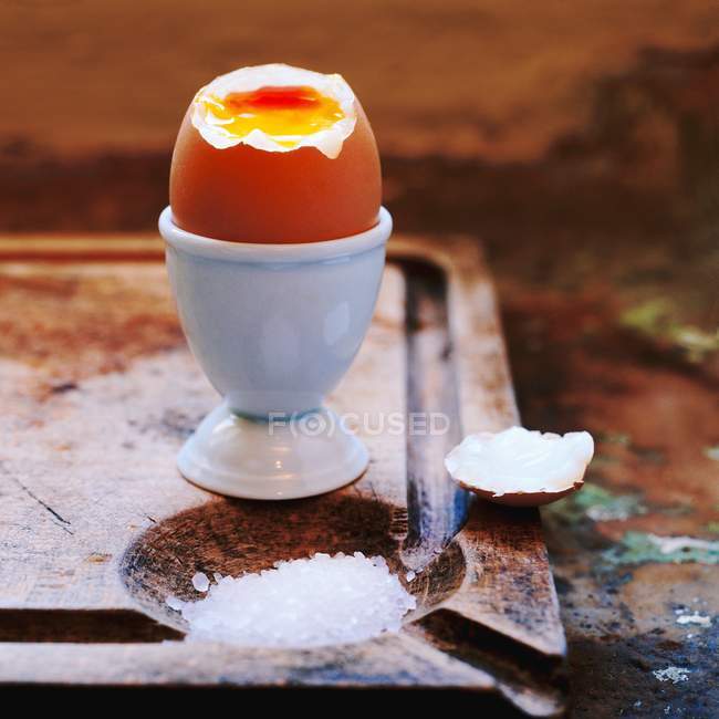 Частково з'їдене м'яке варене яйце — стокове фото