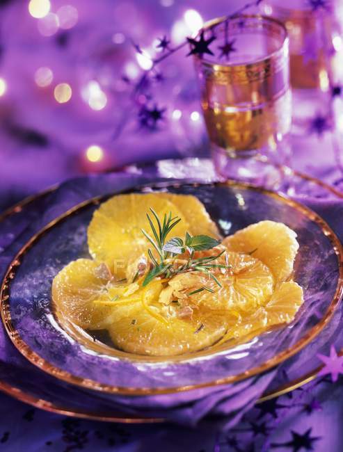 Carpaccio naranja con monbazillac y touron sobre plato púrpura - foto de stock