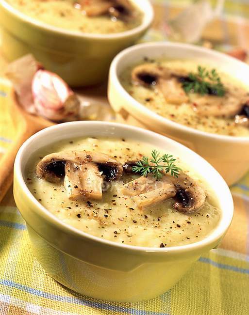 Flan de courgette aux champignons in yellow bowls — стоковое фото