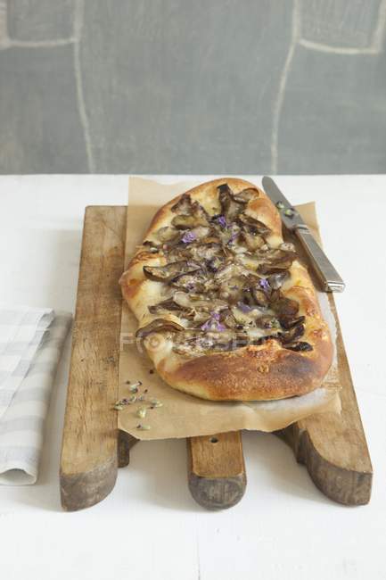 Домашня піца з баклажанами — стокове фото