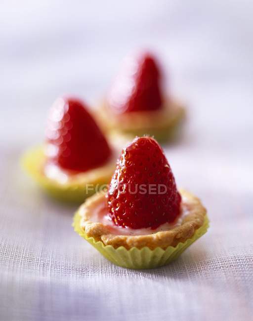 Small Strawberry tartlets — Stock Photo