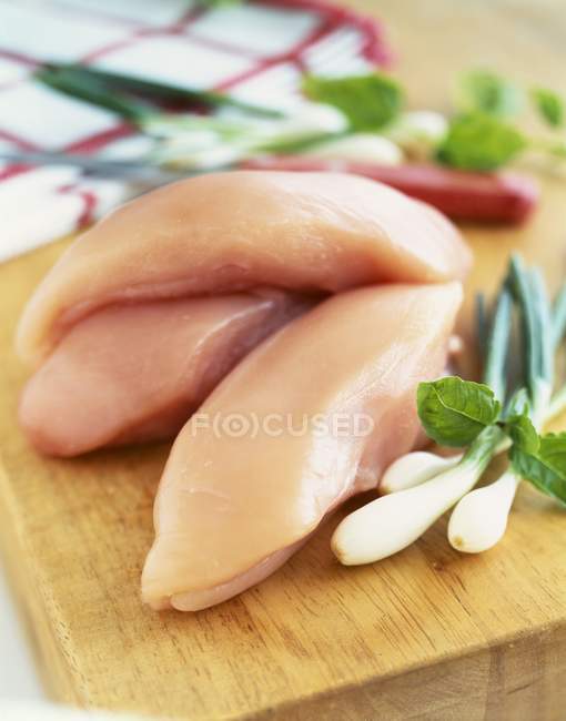 Peitos de frango crus — Fotografia de Stock