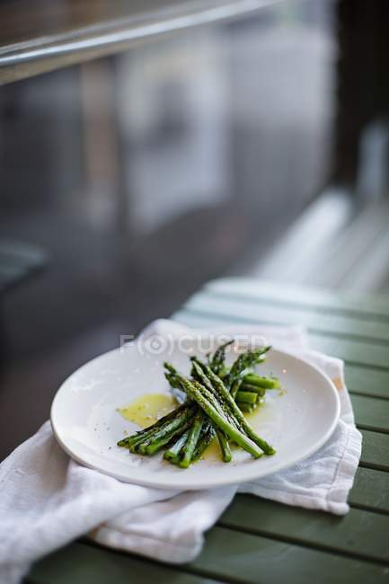 Espargos verdes em branco na placa — Fotografia de Stock