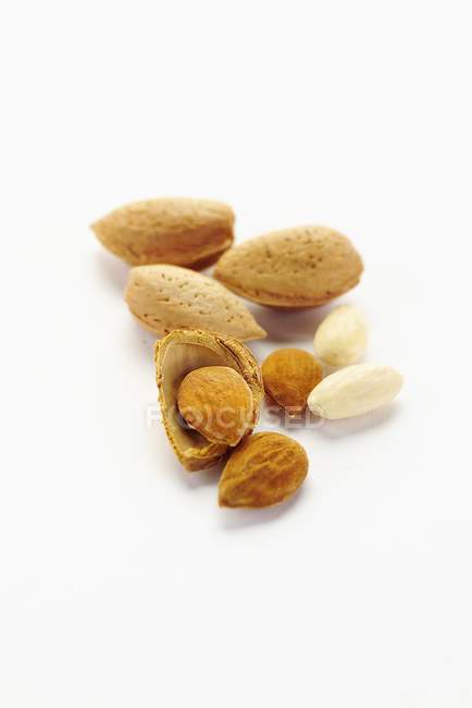 Almonds in shells and unshelled — Stock Photo