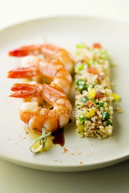 Brocheta de camarão e bar de quinoa tabbouleh — Fotografia de Stock