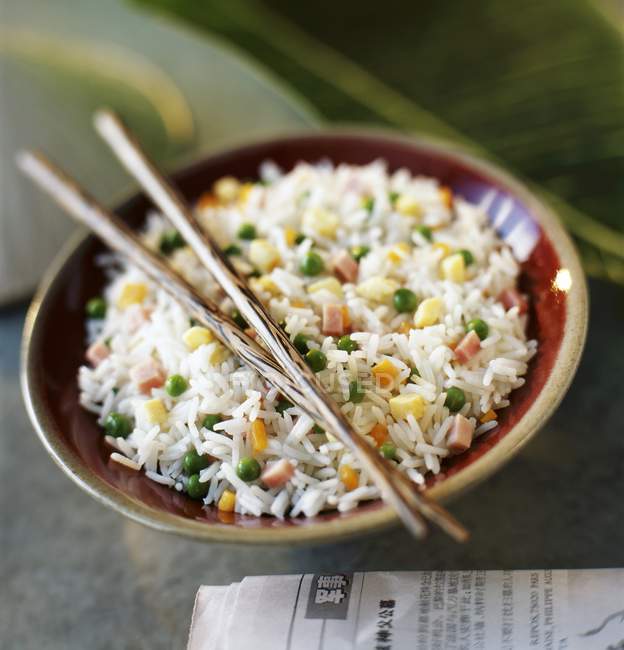 Жареный рис с овощами — стоковое фото