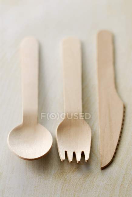 Vue rapprochée de cuillère, fourchette et couteau en bois — Photo de stock