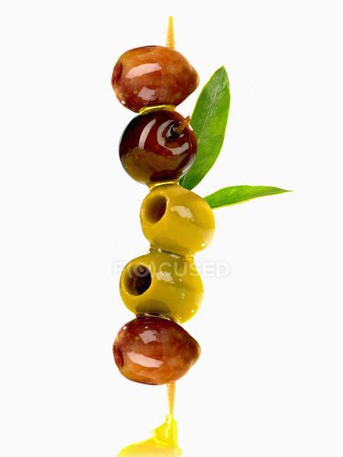 Olive brochette with olive oil — Stock Photo