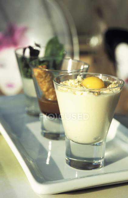 Primo piano vista di crema alla vaniglia con uovo — Foto stock