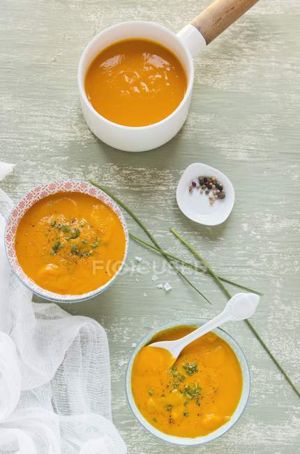 Sopa de cenoura com cebolinha em tigelas — Fotografia de Stock