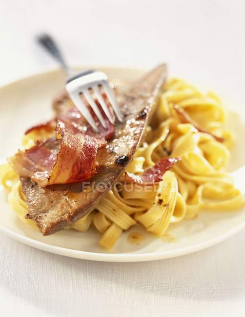 Pâtes au bacon et tagliatelles — Photo de stock