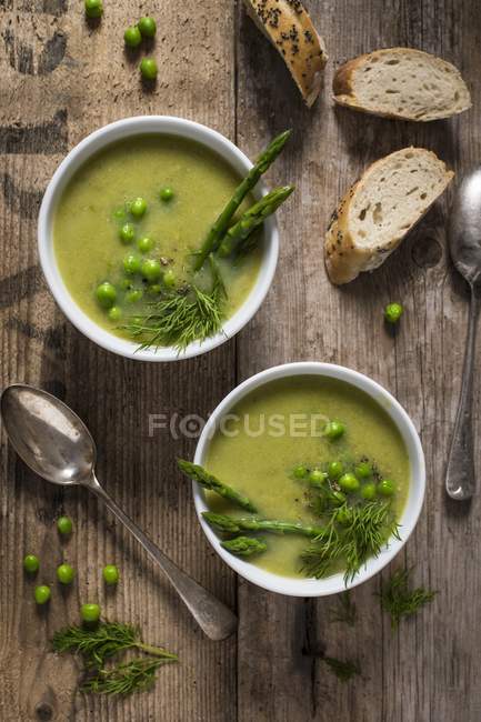 Crème d'asperges et soupe de pois — Photo de stock