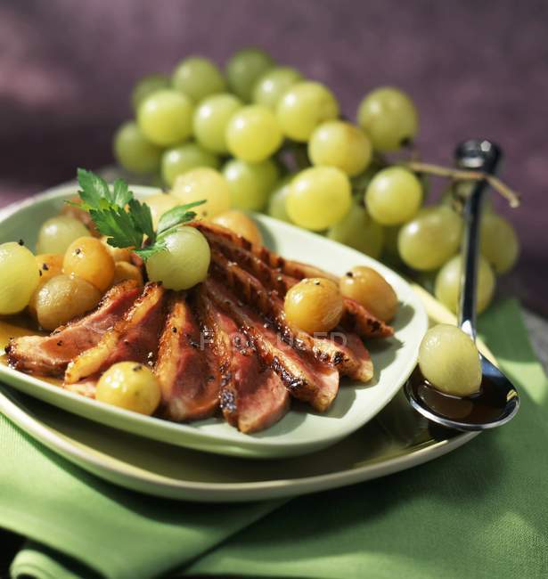 Petto d'anatra con uva e salsa di tè — Foto stock