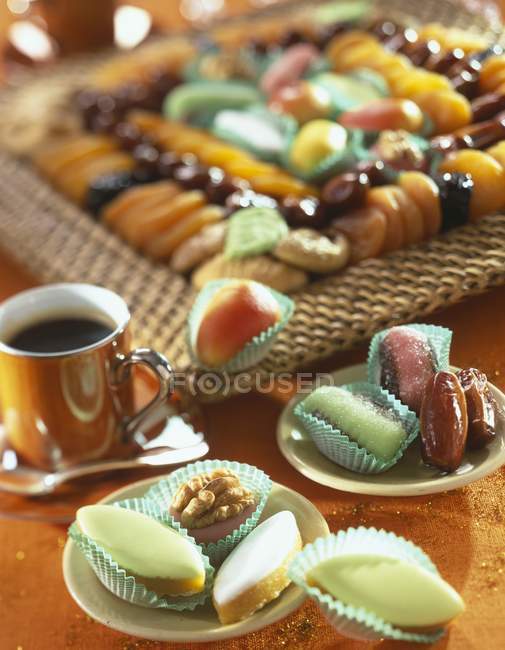 Marzipan-Bonbons auf Tablett über Tisch — Stockfoto