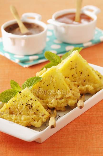 Tempuras d'ananas aromatisés au citron — Photo de stock