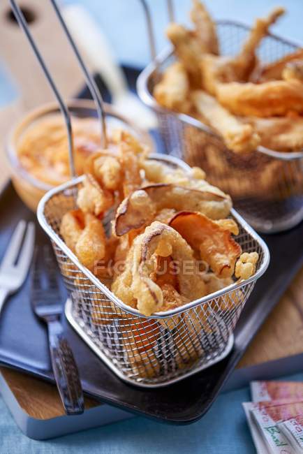 Vegetable tempura in a frying pan — Stock Photo