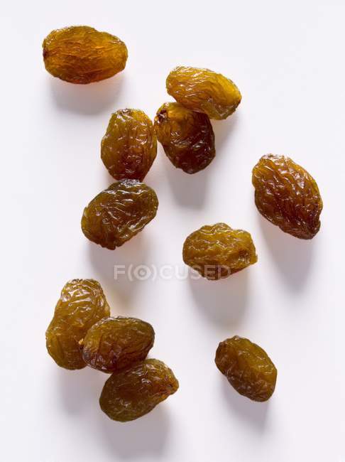 Raisins marron sur blanc — Photo de stock