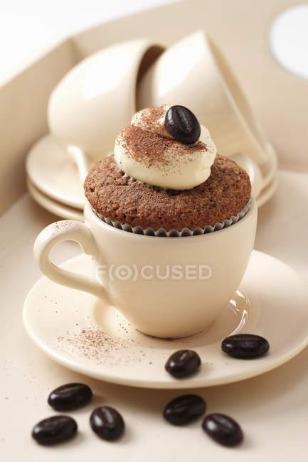 Cappuccino flavoured cupcakes with coffee cups — Stock Photo