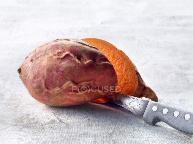 Batata doce cortada ao meio — Fotografia de Stock
