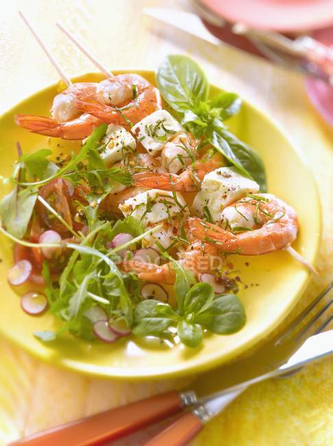 Shrimp and mozzarella brochettes — Stock Photo