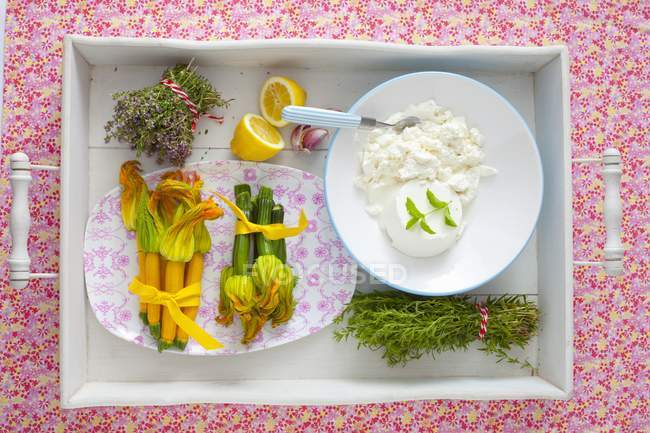 Arrangement of courgette flowers — Stock Photo