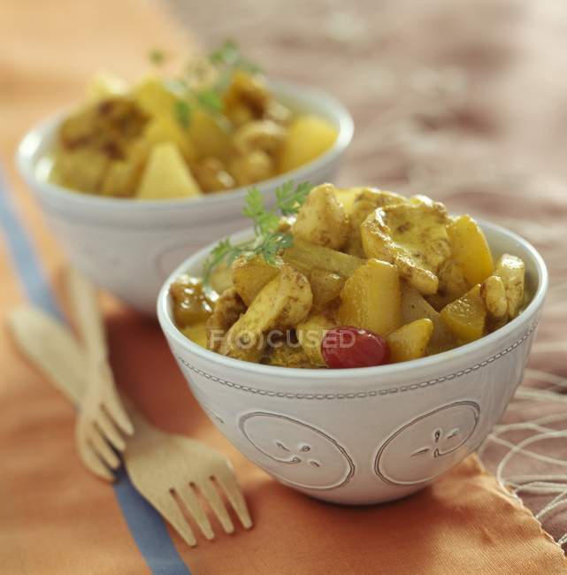 Curry de poulet dans un bol — Photo de stock