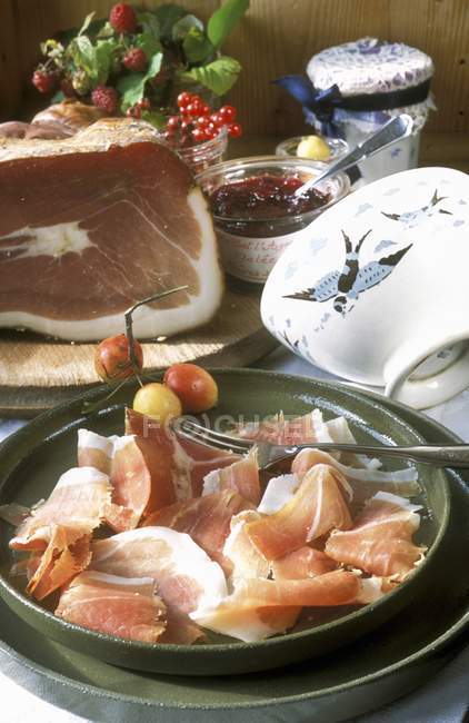 Country ham slices with jam — Stock Photo