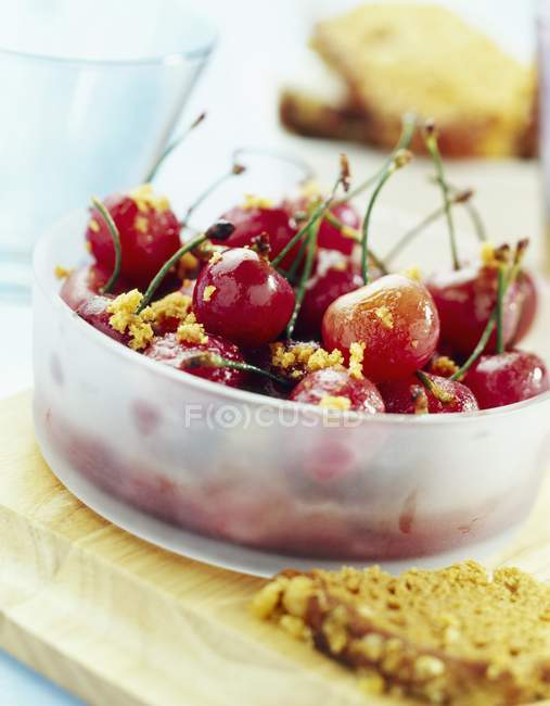 Cherries with gingerbread in bowl — Stock Photo