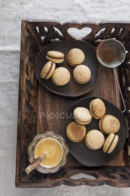 Macarons sur plateau en bois — Photo de stock