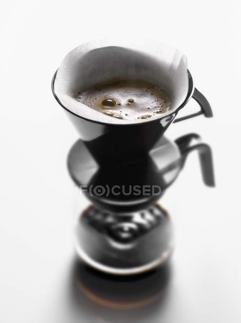 Черный кофе в фильтре — стоковое фото
