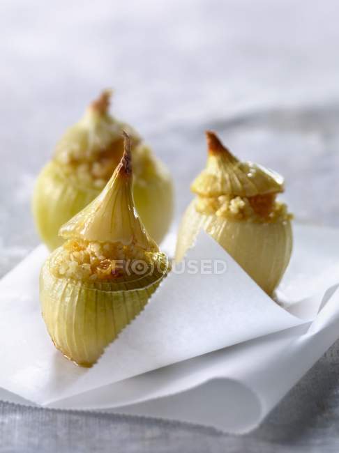 Small onions with bulghour — Stock Photo