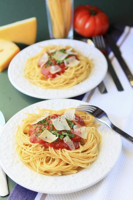 Spaghettis avec sauce tomate — Photo de stock
