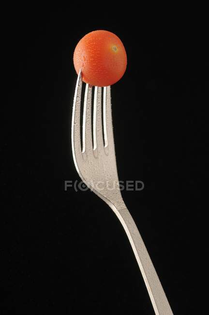 Tomate cereja em garfo — Fotografia de Stock