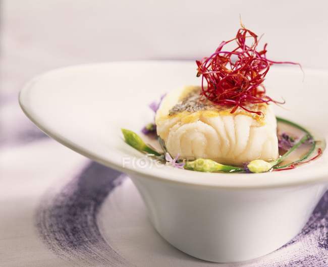 Bacalhau com sopa de malva e alho chinês em tigela branca — Fotografia de Stock