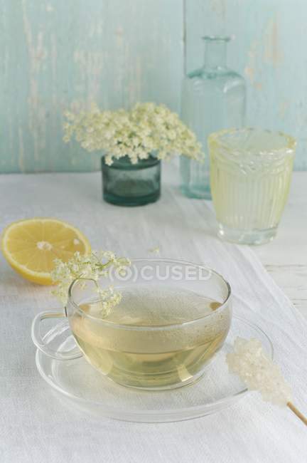 Chá de sabugueiro na xícara — Fotografia de Stock
