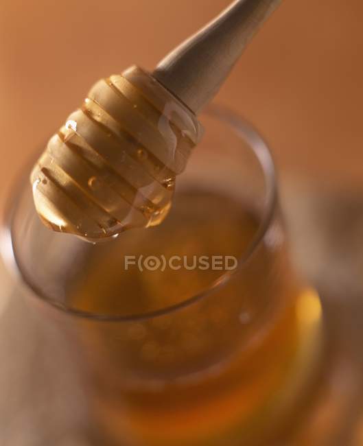 Mel em frasco de vidro — Fotografia de Stock